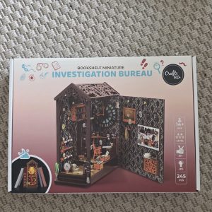 CraftsCo Investigation Bureau DIY book nook met LED